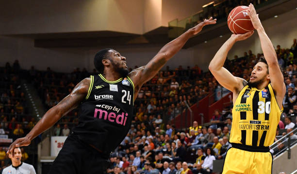 他在多场关 他在多场关