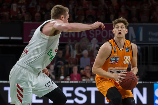 在与其他强 在与其他强